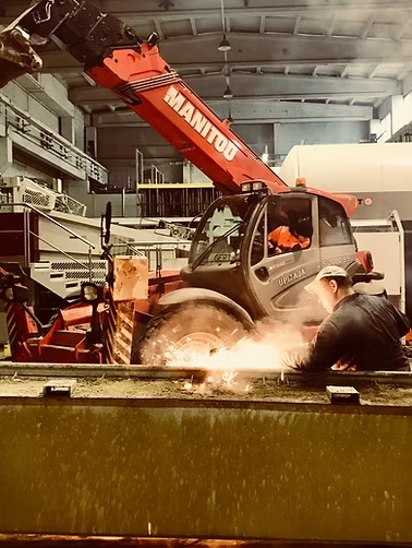 Teleskooplaadur metallijäätmetega tootmishallis