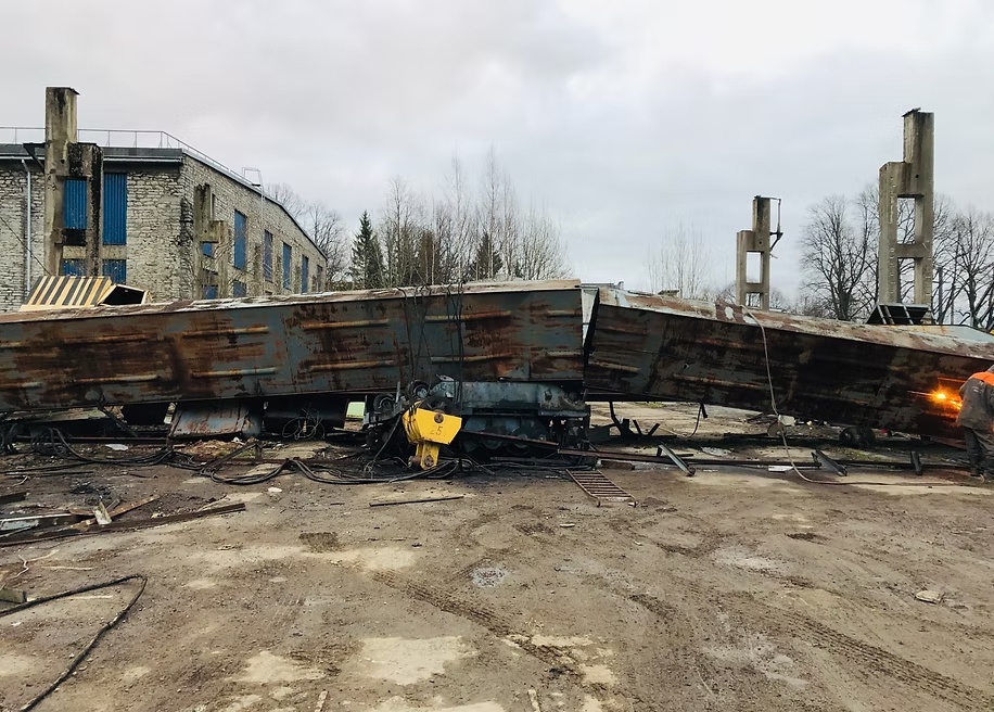 Pikk metallkonstruktsioon lammutusplatsil