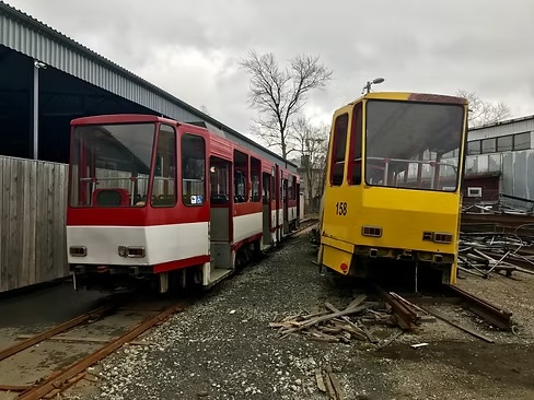 Kasutusest kõrvaldatud trammivagunid rööbastel