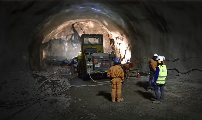 Töötajad teevad lõiketöid tunnelis