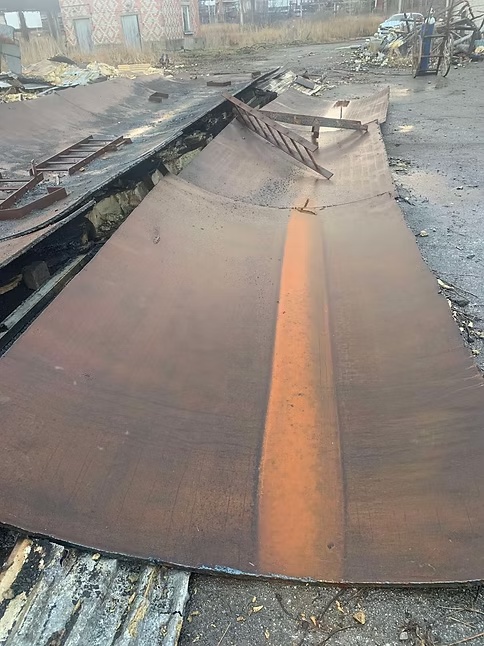 Lahtilõigatud metallmahuti koonuseosa maapinnal