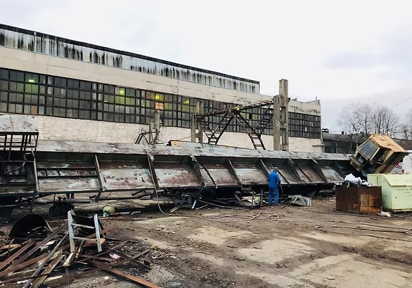 Metallkonstruktsiooni lõikamine tootmishoone ees