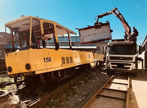 Trammivaguni utiliseerimine, ekskavaator laadib veoautosse